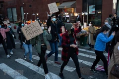 Những người trẻ tuổi tham gia tuần hành biểu thị tình đoàn kết với người Mỹ gốc châu Á tại New York, Mỹ. (Ảnh: THX/TTXVN) 