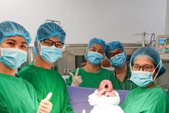 Thai phụ sinh thành công bé gái nặng 2.600g. (Ảnh: TTXVN phát)