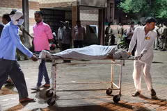 Chuyển thi thể nạn nhân thiệt mạng trong vụ giẫm đạp tại Hathras, bang Uttar Pradesh, Ấn Độ, ngày 3/7/2024. (Ảnh: THX/TTXVN)