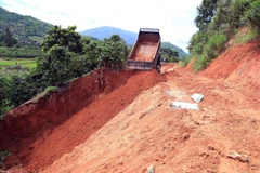 Khắc phục sự cố sạt lở tại tuyến kênh công trình thủy lợi Suối Đá, xã Quảng Hòa, huyện Đắk Glong, tỉnh Đắk Nông. (Ảnh: Hưng Thịnh/TTXVN)