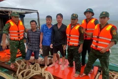 3 thuyền viên đã được lực lượng chức năng tìm kiếm, cứu hộ an toàn. (Ảnh: TTXVN phát)