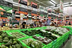 Khu vực bày bán sản phẩm trái cây vùng miền tại siêu thị Thành phố Hồ Chí Minh. (Ảnh: Mỹ Phương/TTXVN.)