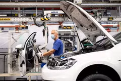 Công nhân làm việc trên dây chuyền lắp ráp xe ô tô của Hãng Volkswagen ở Wolfsburg (Đức). (Ảnh: Reuters/TTXVN) 