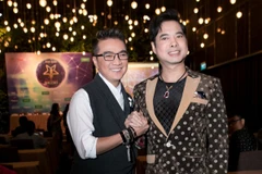 Đàm Vĩnh Hưng thân mật với 'ông hoàng nahjc sến' Ngọc Sơn. (Ảnh: BTC) 