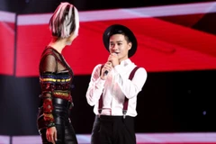 Thu Minh lao lên sân khấu 'đọ giọng' với thí sinh. (Ảnh: CTS) 