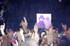 Trần Lập - Biểu tượng 'đôi bàn tay thắp lửa' xuất hiện trong đêm 'Hẹn gặp lại!' (Ảnh: Lê Minh Sơn) 