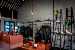 Lãnh My A và bộ sư tập Vẹt giấy được trưng bày trong không gian di sản đình Đồng lạc. (Ảnh: QH)