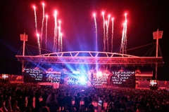 Phần trình diễn của DJ Hardwell được 'mix' với pháo hoa... (Ảnh: Ban tổ chức)