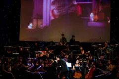 Nhạc trưởng Lưu Quang Minh và dàn nhạc Rhapsody Philharmonic. (Ảnh: BTC) 