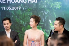 'Nàng thơ' Đỗ Mỹ Linh bên cạnh nhà thiết kế Hoàng Hải. (Ảnh: Chí Linh) 