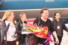 Ông Gareth Davies – Chủ tịch dàn nhạc London Symphony Orchestra hạ cánh xuống Hà Nội chiều ngày 2/3. (Ảnh: BTC). 