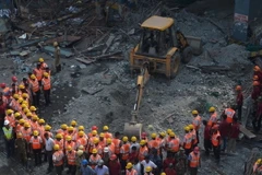 Nhân viên cứu hộ nỗ lực tìm kiếm nạn nhân trong vụ sập cầu ở Kolkata. (Nguồn: AFP/TTXVN)