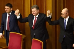 Tổng thống Ukraine Petro Poroshenko (giữa), Thủ tướng Ukraine Arseniy Yatsenyuk (phải) và Chủ tịch Quốc hội Volodymyr Groysman tại phiên họp đầu tiên của Quốc hội ngày 27/11/2014. (Nguồn: AFP/TTXVN)