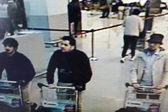 Hình ảnh từ camera an ninh cho thấy ba nghi phạm đánh bom tự sát tại sân bay Zaventem (Nguồn: Mirror)