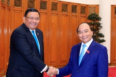 Thủ tướng Nguyễn Xuân Phúc tiếp Bộ trưởng Ngoại giao Philippines Jose Almendras đang thăm Việt Nam. (Ảnh: Thống Nhất/TTXVN)