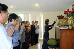 Cộng đồng người Việt tại Mexico dâng hương trong ngày Giỗ Tổ 10/3. (Ảnh: Việt Hòa-Việt Hùng/Vietnam+)