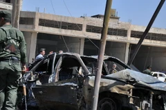 Hiện trường vụ đánh bom gần một trong những vị trí của Các đơn vị bảo vệ nhân dân người Kurk (YPG) tại quận al-Antariyeh của thành phố Qamishli, miền Bắc Syria. (Nguồn: AFP/TTXVN)