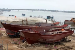 Đóng tàu vỏ thép tại Công ty TNHH đóng tàu Cửa Việt, thị trấn Cửa Việt, tỉnh Quảng Trị. (Ảnh: Vũ Sinh/TTXVN)
