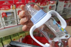 Bình sữa dành cho trẻ sơ sinh được bày bán tại một siêu thị ở thành phố Linyi, tỉnh Sơn Đông, Trung Quốc. (Nguồn: THX/TTXVN)