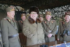 Nhà lãnh đạo Triều Tiên Kim Jong-un thị sát một cuộc diễn tập quân sự tại một địa điểm bí mật ở Triều Tiên. (Nguồn: Reuters/TTXVN)