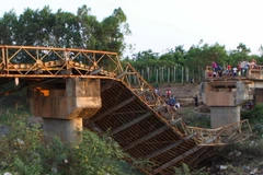 Các cơ quan chức năng đang khẩn trương khắc phục sự cố để người dân đi lại. (Ảnh: Dương Giang/TTXVN)