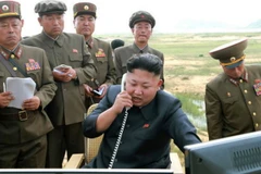 Nhà lãnh đạo Triều Tiên Kim Jong-un chỉ đạo một cuộc phóng thử tên lửa đạn đạo. (Nguồn: Reuters/TTXVN)