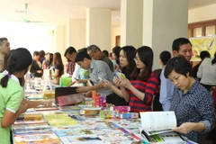 Các đại biểu tham quan gian trưng bày sách tại lễ khai mạc. (Ảnh: Quý Trung/TTXVN)