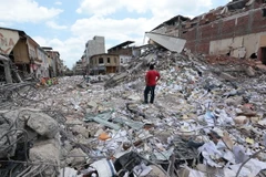 Cảnh đổ nát sau trận động đất tại Portoviejo, Ecuador ngày 20/4. (Nguồn: AFP/TTXVN)