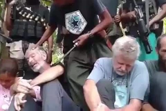 Hình ảnh các con tin trong một đoạn video. (Nguồn: heavy.com)