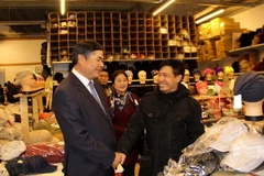 Đại sứ thăm hỏi các doanh nghiệp tại Trung tâm Thương mại Thái Bình Dương. (Ảnh: Mạnh Hùng/Vietnam+)