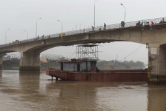 Cầu An Thái đang được khắc phục tại vị trí tàu tàu thủy HP-3016 Thành Luân 28 đâm va. (Ảnh: Mạnh Tú/TTXVN)