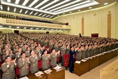 Các đại diện quân đội nhất trí tán thành quyết định chọn nhà lãnh đạo Kim Jong-un đại diện cho Quân đội Nhân dân Triều Tiên tại Đại hội Đảng sắp tới. (Nguồn: Yonhap/TTXVN)