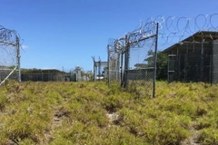 Hàng rào dây thép gai tại nhà tù của Mỹ trên Vịnh Guantanamo, Cuba ngày 9/3. (Nguồn: AFP/TTXVN)
