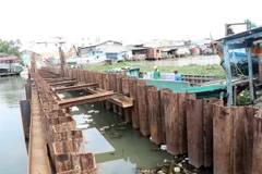 Đập ngăn mặn tại ngã ba Giải phóng 9, thành phố Rạch Giá vừa hoàn thành. (Ảnh: Lê Sen/TTXVN)