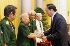 Chủ tịch nước Trần Đại Quang tặng quà cho các đại biểu. (Ảnh: Nhan Sáng/TTXVN)