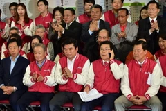 Thành viên đảng Saenuri theo dõi kết quả bầu cử sơ bộ tại thủ đô Seoul, Hàn Quốc ngày 13/4. (Nguồn: AFP/TTXVN)