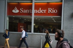 Một ngân hàng ở Buenos Aires ngày 18/4. (Nguồn: AFP/TTXVN)