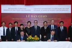 Quang cảnh lễ ký kết bàn giao. (Ảnh: Quý Trung/TTXVN)