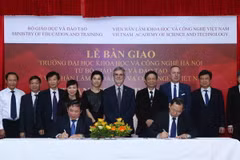 Quang cảnh lễ ký kết bàn giao. (Ảnh: Quý Trung/TTXVN)