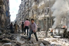 Cảnh đổ nát sau vụ không kích ở thành phố Aleppo ngày 28/4. (Nguồn: AFP/TTXVN)