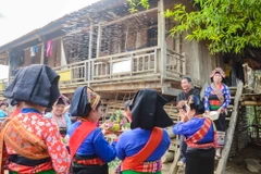 Ngày hội té nước của người Lào ở Na Sang. (Ảnh: Xuân Tư/TTXVN)