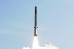 Tên lửa được nâng cấp từ tên lửa đầu đạn hạt nhân tầm thấp Brahmos mang tên Brahmos Block III + đã được phóng thử nghiệm thành công tại Orissa (Ấn Độ). (Nguồn: AFP/TTXVN)