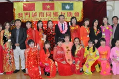 Thứ trưởng Ngoại giao, Đại sứ Đặng Minh Khôi (áo đen, đứng giữa) chụp ảnh lưu niệm cùng bà con người Việt tại Macau. (Ảnh: Xuân Tuấn-Đức Nam-Mỹ Anh/Vietnam+)