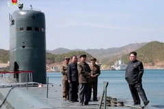 Nhà lãnh đạo Triều Tiên Kim Jong-un (phải) thị sát buổi phóng thử tên lửa đạn đạo từ tàu ngầm SLBM. (Nguồn: Yonhap/TTXVN)