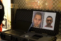 Thông báo truy nã đối tượng Salah Abdeslam (trái) và Mohamed Abrini (phải) tại sân bay Roissy-Charles-de-Gaulle ở ngoại ô thủ đô Paris, Pháp ngày 3/12/2015. (Nguồn: AFP/TTXVN)