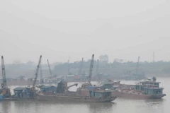 Đoàn tàu khai thác cát dọc theo dòng sông Lô, đoạn qua xã Cao Phong, Đức Bác, huyện Sông Lô, tỉnh Vĩnh Phúc. (Ảnh: Nguyễn Trọng Lịch/TTXVN)