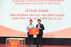 Phó Tổng Giám đốc Tập đoàn VNPT (bên phải) trao tượng trưng 10 tỷ đồng do cán bộ nhân viên VNPT chung tay để hỗ trợ đồng bào miền Trung. (Ảnh: VNPT) 
