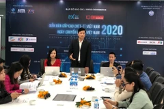 Ông Lê Xuân Hoà - Phó Chủ tịch VINASA chia sẻ các thông tin tại buổi họp báo giới thiệu Ngày chuyển đổi số Việt Nam 2020. (Ảnh: Minh Sơn/Vietnam+)