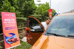 Những hành khách đầu tiên sử dụng ePass để lưu thông qua các trạm thu phí. (Ảnh: Minh Sơn/Vietnam+)