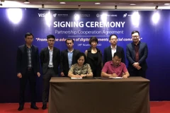 Ông Nguyễn Hoà Bình - Chủ tịch Tập đoàn NextTech và bà Đặng Tuyết Dung, Giám đốc Visa Việt Nam và Lào ký kết hợp tác. (Ảnh: Minh Sơn/Vietnam+)